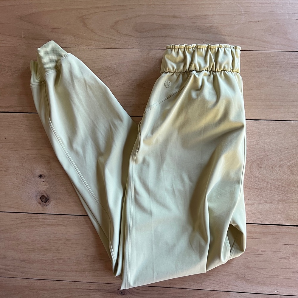 💗 Lululemon Light Yellow Joggers 💗